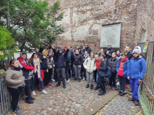 Autentyczny-fragment-muru-Getta-Warszawskiego